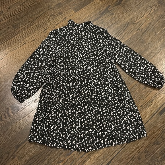 Stylish Pleated Black and White Ladies Dress (size L) - Picture 5 of 5